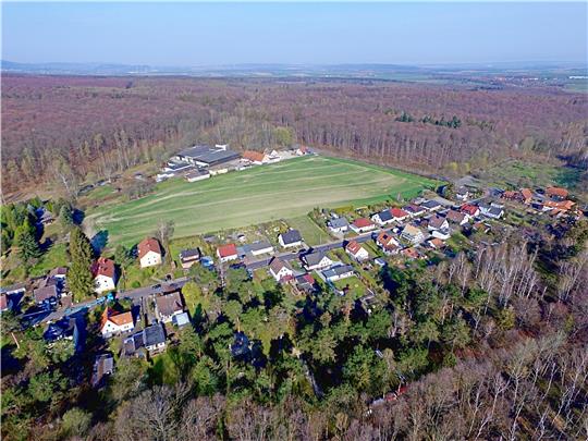 Eigentlich besteht Eckertal nur aus einer Straße und der Muna-Siedlung im Schimmerwald (oben rechts). Wie nah einst die Grenze zur DDR war, wird klar, wenn man sich vor Augen hält, dass das Foto quasi direkt über dem einstigen Grenzfluss, der Ecker, entstand. Fotos: Kühlewind/GZ-Archiv