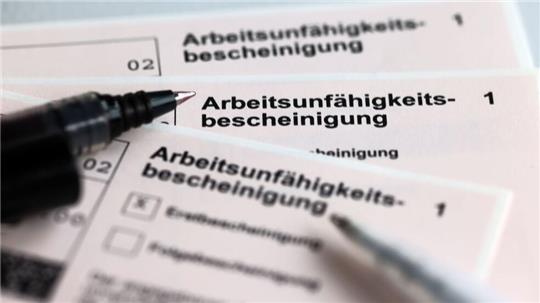 Eigentlich gesund und trotzdem krankgemeldet ‒ das hat mehr als jeder Vierte schon einmal getan. (Symbolbild)