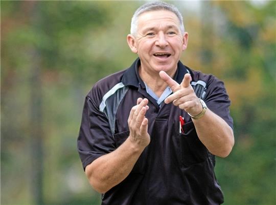 Eigentlich hat Werner Schwarz vom SV Upen Spaß an der Schiedsrichterei. Dass sein Verein aber nun wegen zweier verpasster Lehrabende 460 Euro berappen muss, hat beim 66-Jährigen viel Frust ausgelöst.  Foto: Drechsler