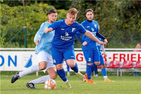 Eigentlich immer einen Schritt schneller am Ball: Vienenburgs Dominik Marx (re.), diesmal als Innenverteidiger aufgeboten, gewinnt auch dieses Duell gegen den Othfresener Moritz Pyrskalla. Foto: Drechsler