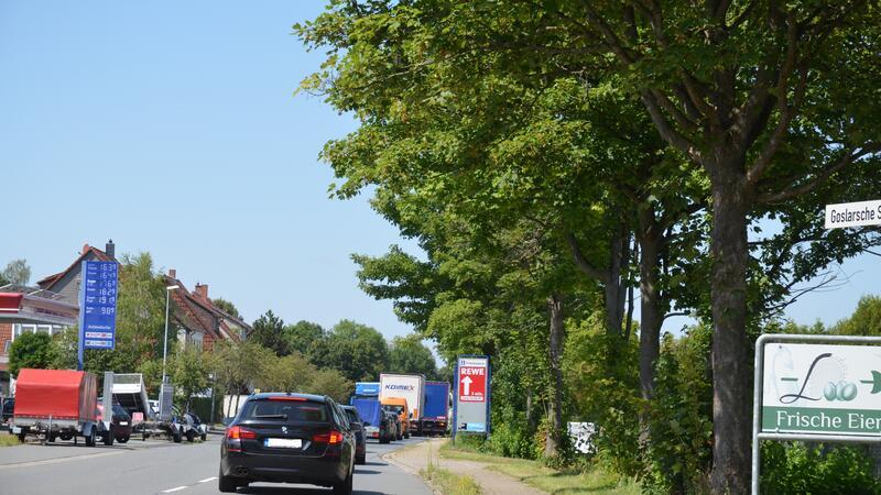 Eigentlich läuft der Verkehr durch die Umleitung reibungslos. Die Fahrzeuge können kurz ins Stocken kommen, wenn beispielsweise am Straßenrand ein Fahrzeug parkt und darum auf den Gegenverkehr geachtet werden muss.