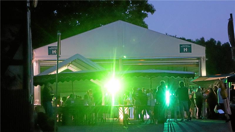 Mittsommerfeste im Nordharz: Tausende feiern zum Sommeranfang Eigentlich soll das Mittsommernachtsfest in Hahausen auch Abbauparty für die Feuerwehrhalle am DGH sein. Aber so weit ist es noch nicht: Sie muss länger stehenbleiben.