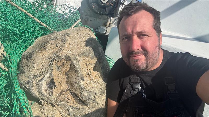 Eigentlich wollten André Claußen und sein Team Krabben mit nach Hause bringen. Im Netz fanden sie aber auch einen komischen, sehr schweren Stein.