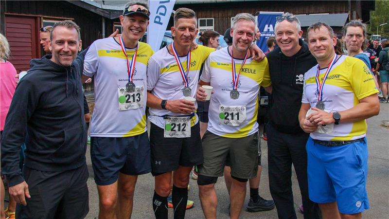 Eigentlich wollten sie gemeinsam mit ihren vier Kumpels Dennis Belger, Florian Pages, Martin Wentz und Timo Klingebiel (ab Nr. 213 v.l.) laufen, aber Marko Schmidt (l.) und Sean Casey (2.v.r.) können nach einem Infekt nur zuschauen.