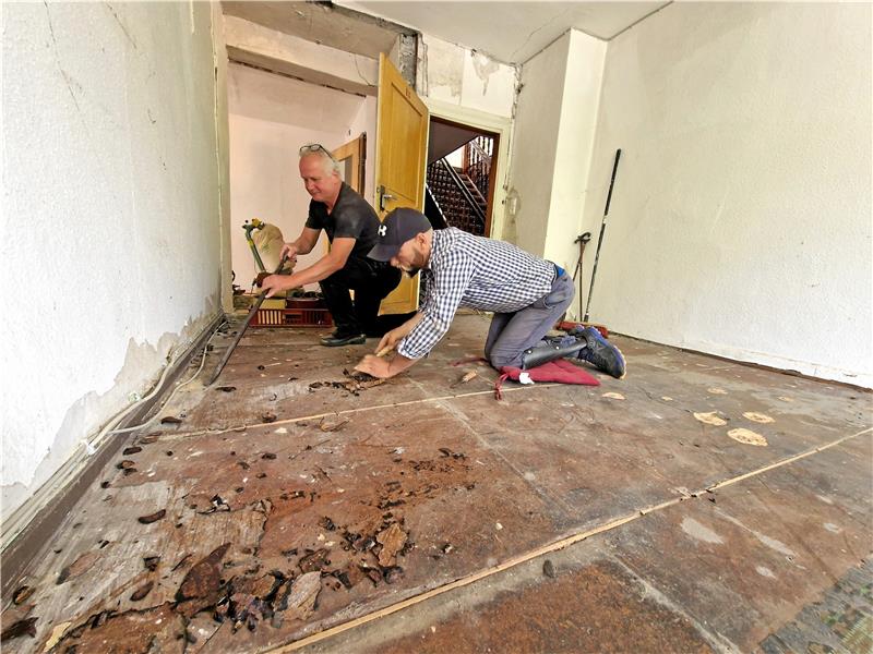 Altenauer Rathaus: Auf diesen Dielen wandelte schon Goethe Eigentümer Achim Kapelle (vorn) und Tischler Klaus Viol finden in Goethes Schlafraum historischen Fußboden, der möglicherweise von 1673 ist. Foto: Knoke