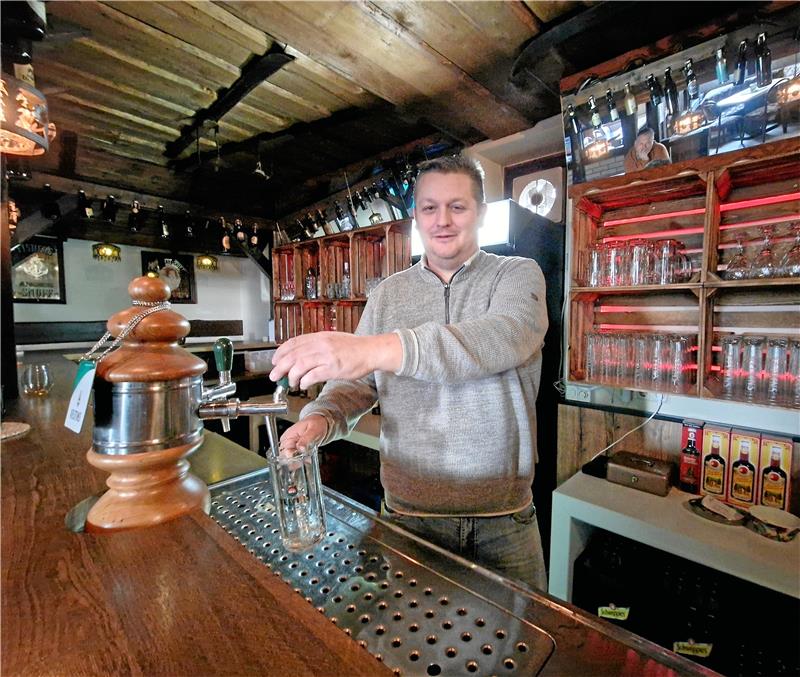 Altenau: Ins alte Backhaus kehrt neues Leben Eigentümer Matthias Holthuis fühlt sich hinter der Theke wohl. Im alten Backhaus hat er die Kneipe wiedereröffnet. Foto: Knoke