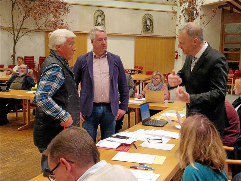 Eigentümer im Ferienpark Glockenberg überreichen beim Ortsrat im Februar eine Liste mit mehr als 300 Unterschriften. Foto: Knoke