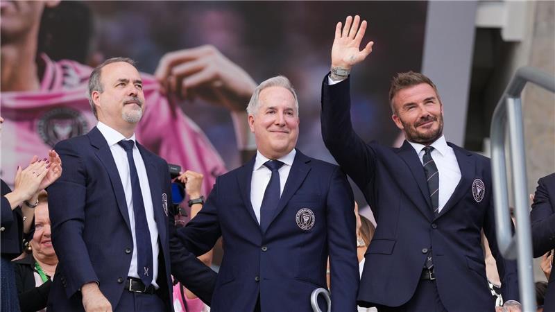 Eigentümer von Inter Miami CF, Jorge Mas (M), Miteigentümer Jose Mas (l) und Miteigentümer David Beckham (r) nehmen an einer Zeremonie teil.