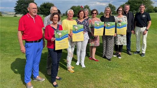Eike Hulsch (Vorstand Verein Leben mit Krebs, von links), Sonja Hoffmann (Arbeitskreis Krebshilfe Salzgitter), Gerhard Nothhaft (Arbeitskreis Krebshilfe Salzgitter), Rita Prinz (Pink Ladies, Brustzentrum Goslar), Astrid Müller (Pink Ladies Brustzentrum Goslar), Anka Trumpfheller (Hospiz Goslar - Christophorus Haus), Nina Krischewski (Hospiz Goslar - Christophorus Haus), Britta Bötel (Hospiz Salzgitter), Manuela Stroye (Hospizinitiative Bad Harzburg), Pfarrer Martin Fiedler (Hospizinitiative Bad Harzburg), Ralf Schülke (Vize Präsident Golf Club Salzgitter/ Liebenburg).