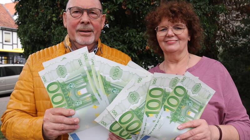 Eike Hulsch übergibt 1000 Euro an Regina Siller. Das Geld ist für die Goslarer Selbsthilfegruppe für Frauen mit Krebs bestimmt.