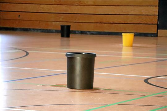 Eimer sollen das von der Decke der Sporthalle herabtropfende Wasser auffangen. Das klappt nicht immer. Von einer Nutzung durch Handballer ist die Sportstätte am Gitterweg in diesem Zustand weit entfernt. Foto: Gereke