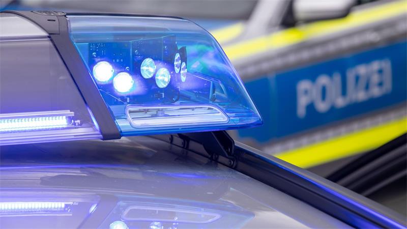 Ein 15-Jähriger am Steuer - nach einer Autofahrt mit seinen jüngeren Geschwistern erwartet den Jugendlichen nun ein Strafverfahren. (Symbolbild)