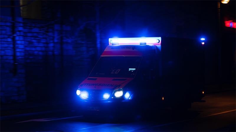 Ein 17 Jahre alter Rollerfahrer wird nach einem Unfall in Lingen in ein Krankenhaus gebracht. (Symbolbild)