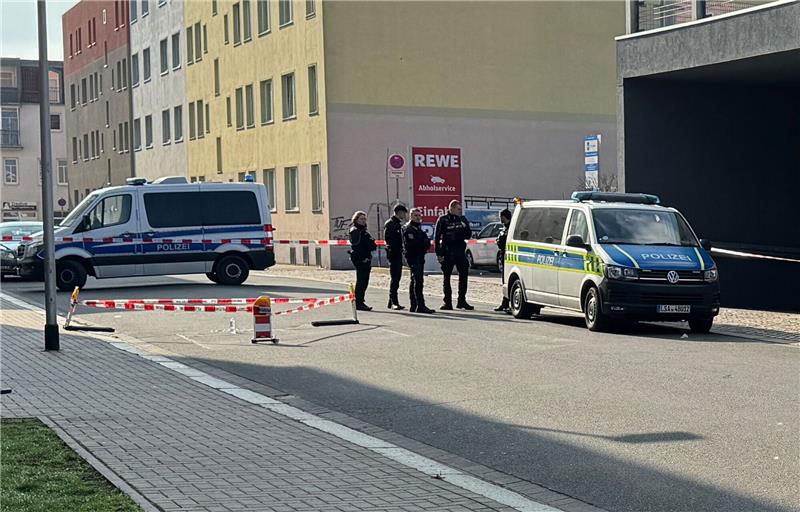 Zwei Tote bei Streit in Magdeburg Ein 18-Jähriger soll bei einer Auseinandersetzung in Magdeburg zwei Menschen tödlich verletzt haben.
