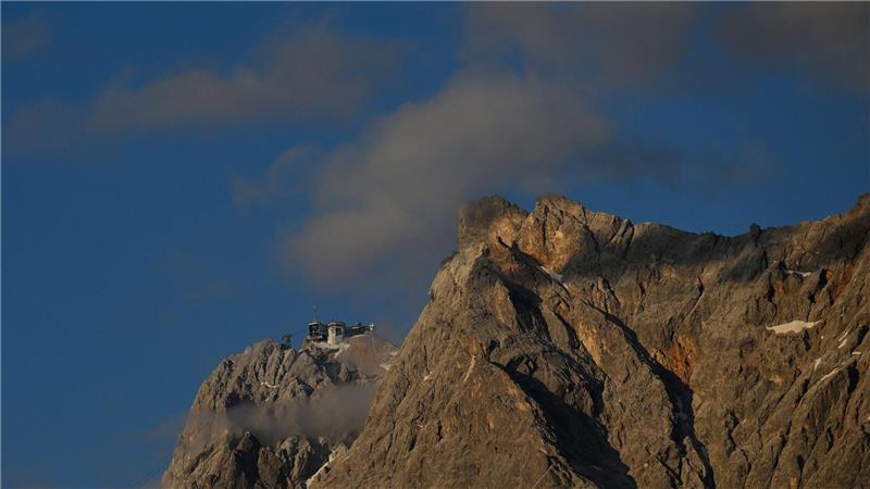 Ein 19-Jähriger aus Baden-Württemberg ist auf einem Klettersteig an der Zugspitze tödlich verunglückt. (Archivbild)