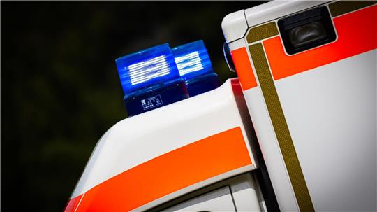 Ein 19-Jähriger wurde im Landkreis Leer von einem Auto angefahren. (Symbolbild)