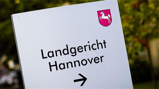 Ein 1980 geborener Mann soll seine Freundin und spätere Ehefrau zum Sex mit Unbekannten gezwungen haben - der Auftakttermin im Prozess fällt allerdings aus. (Symbolbild)