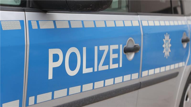 Ein 21-Jähriger greift Polizeibeamten an. (Symbolbild)