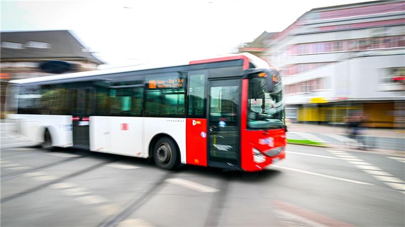 Linienbus und Pkw stoßen zusammen: 14 Verletzte Ein 21-jähriger Autofahrer geriet auf die Busspur - dort prallte sein Wagen mit einem Bus zusammen. (Symbolbild)