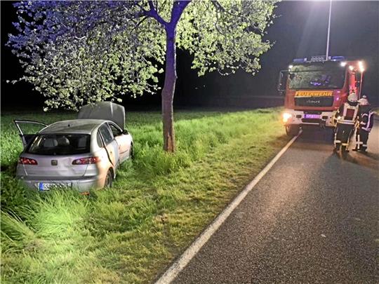 Ein 21-jähriger Liebenburger kommt in der Nacht zu Samstag mit seinem Auto von der L 510 ab und landet an einem Baum. F oto: Feuerwehr Goslar