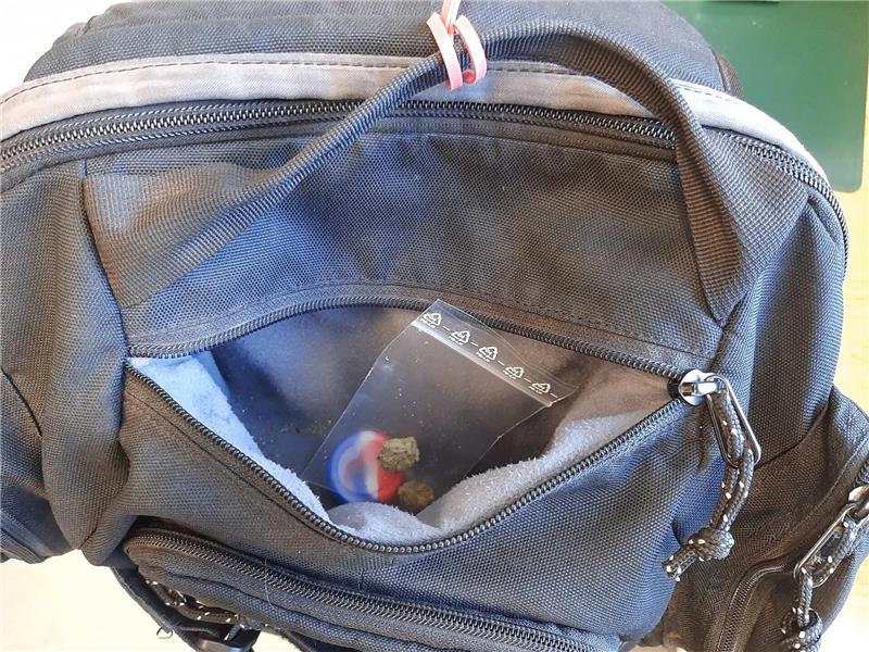Mann (22) verliert Rucksack mit Drogen – will ihn bei Polizei abholen Ein 22-Jähriger hat am Sonntag seinen verloren geglaubten Rucksack bei der Polizei abgeholt und eine Strafanzeige im Gepäck mit nach Hause genommen. Im Rucksack befand sich neben Marihuana auch eine Dose mit Amphetaminen. Die Drogen wurden beschlagnahmt. Foto: Bundespolizei Hannover