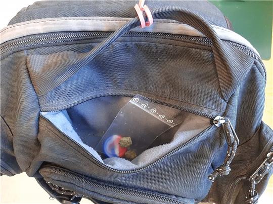 Ein 22-Jähriger hat am Sonntag seinen verloren geglaubten Rucksack bei der Polizei abgeholt und eine Strafanzeige im Gepäck mit nach Hause genommen. Im Rucksack befand sich neben Marihuana auch eine Dose mit Amphetaminen. Die Drogen wurden beschlagnahmt. Foto: Bundespolizei Hannover