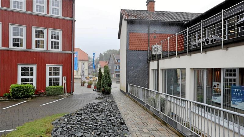 Student gesteht Messerangriff auf dem Clausthaler Kronenplatz Ein 23-jähriger Student muss sich vor Gericht verantworten: Vor zweieinhalb Jahren hat sich eine Messerstecherei zwischen der Volksbank und dem Parkplatz der „Goldenen Krone“ in Clausthal-Zellerfeld ereignet. Archivfoto: Neuendorf