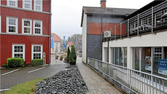 Ein 23-jähriger Student muss sich vor Gericht verantworten: Vor zweieinhalb Jahren hat sich eine Messerstecherei zwischen der Volksbank und dem Parkplatz der „Goldenen Krone“ in Clausthal-Zellerfeld ereignet. Archivfoto: Neuendorf