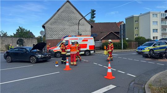 Ein 25-jähriger Autofahrer hat ein Motorrad übersehen, es kommt zu einem Zusammenstoß.