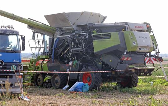 Ein 25-jähriger Mann verlor bei einem Arbeitsunfall mit der Erntemaschine in Hohen Luckow bei Rostock beide Beine.