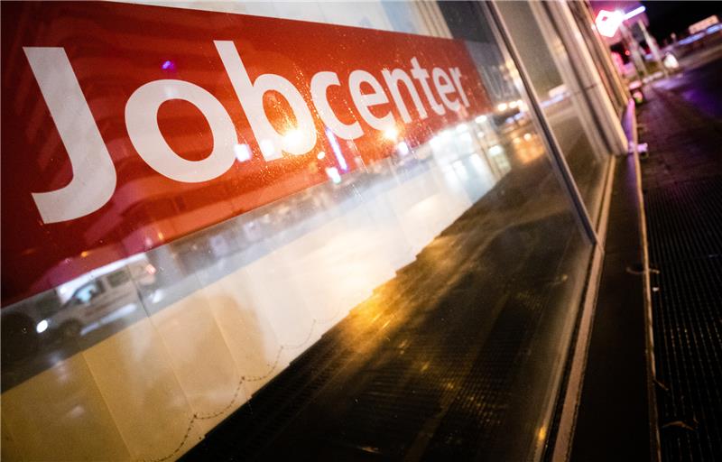 27-Jähriger kassiert fast 12.000 Euro zu viel vom Jobcenter Ein 27-Jähriger hat 12.000 Euro zu viel vom Jobcenter kassiert. Symbolfoto: Christoph Schmidt/dpa