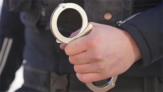 Ein 27-Jähriger soll einen Bekannten lebensgefährlich verletzt haben und sitzt nun in Untersuchungshaft. (Symbolbild)