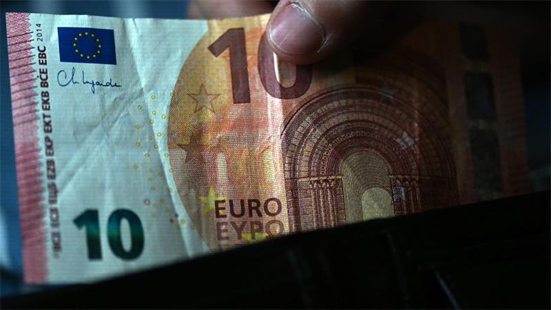 Ein 28-Jähriger überfällt eine Bank, begnügt sich aber mit zehn Euro - jetzt muss er ins Gefängnis. Genau das wollte er auch, wie sein Anwalt sagt. (Symbolbild)
