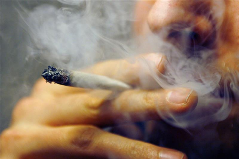 Goslarer (30) verurteilt: Milde Strafe für Drogendealer Ein 30-jähriger Mann aus Goslar ist wegen Handelns mit Drogen in zwölf Fällen und Drogenbesitzes zu einer Haftstrafe von 14 Monaten verurteilt worden. Foto: dpa