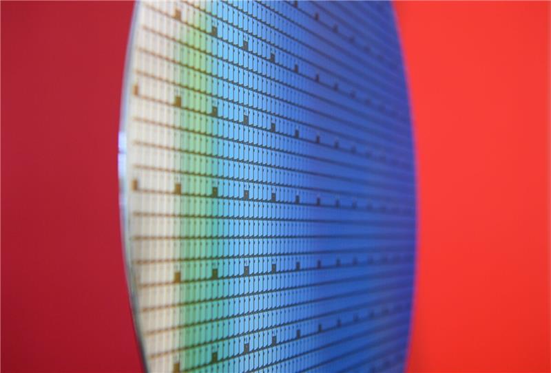 EU einigt sich auf Milliarden für Mikrochipindustrie Ein 300-Millimeter-Wafer steht in der Halbleiterfabrik von Bosch im Foyer ausgestellt.