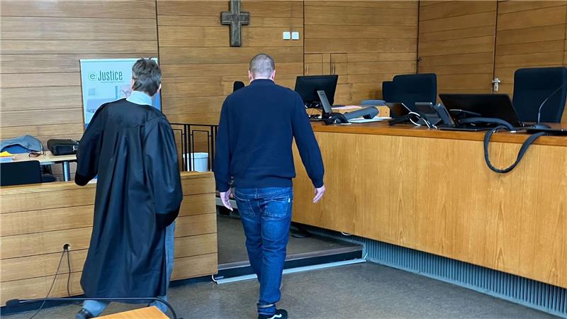Ein 32-Jähriger soll wegen Totschlags an seinem Vater in der Psychiatrie untergebracht werden. (Archivbild)