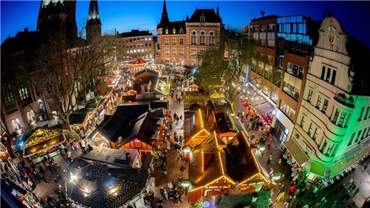 Ein 32-Jähriger soll zwei Mülltonnen auf dem Lamberti-Markt in Brand gesetzt haben. (Illustration)