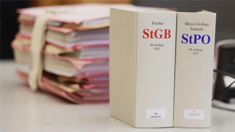 Ein 34-Jähriger wurde wegen des Besitzes kinder- und jugendpornografischer Dateien zu einer Bewährungsstrafe verurteilt.