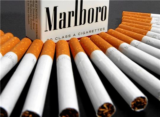 Ein 38-Jähriger aus Clausthal-Zellerfeld muss sich mit zwei weiteren Angeklagten wegen Zigaretten-Schmuggels im großen Stil vor dem Landgericht Bielefeld verantworten. Die Bande hat unter anderem „Marlboro“-Schachteln dazu gefälscht. Foto: Talbot/dpa