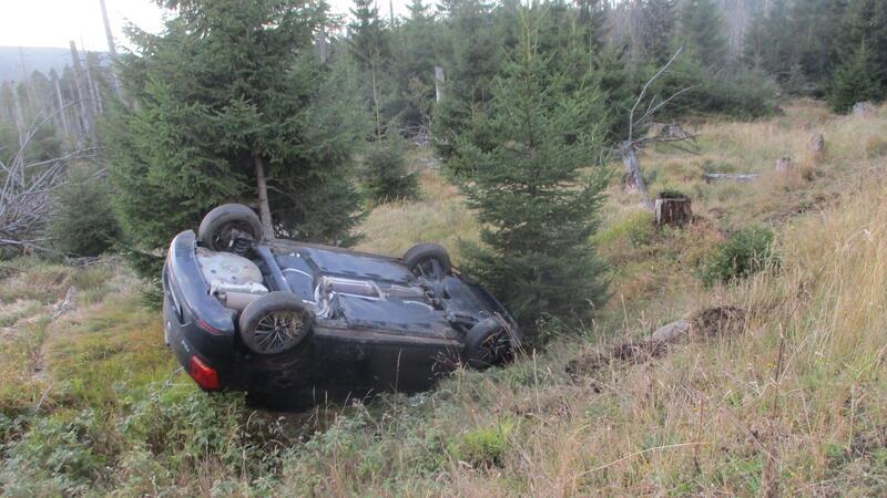 Auto überschlägt sich: Fahrer leicht verletzt Ein 47-Jähriger ist am frühen Mittwochabend bei einem Unfall verletzt worden. Er war mit seinem Auto von der Fahrbahn abgekommen. Das Fahrzeug überschlug sich.
