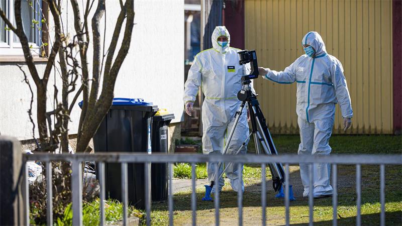 Ein 49-Jähriger soll seine eigene Familie angegriffen, seine Frau getötet und die gemeinsame Tochter lebensgefährlich verletzt haben - jetzt steht er vor Gericht. (Archivbild)