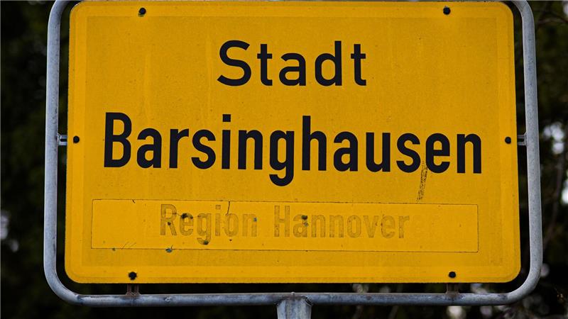 Ein 49 Jahre alter Mann soll eine 38-Jährige in Barsinghausen bei Hannover tödlich und die gemeinsame 13-jährige Tochter lebensgefährlich verletzt haben.