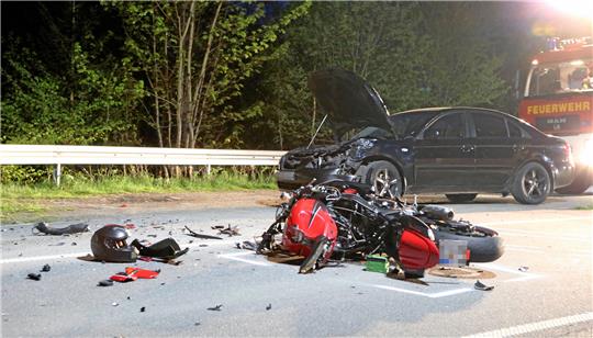 Ein 49-jähriger Motorradfahrer aus dem Landkreis Peine wird am Samstagabend bei einem Unfall auf der B 498 schwer verletzt. Er stößt mit einem Auto zusammen. Foto: Neuendorf