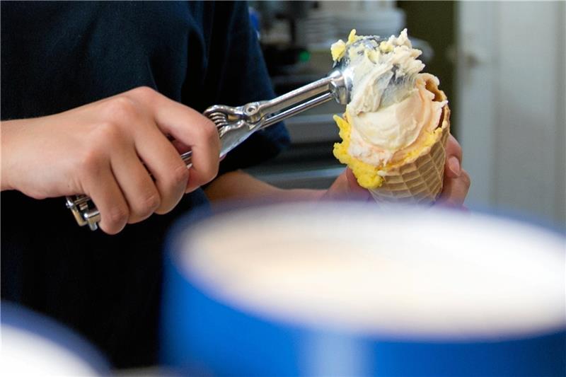 Diebstahl im Eiscafé: Mitarbeiter zu Geldstrafe verurteilt Ein 52-jähriger Mitarbeiter soll mehrere Male die Tageseinnahmen eines Goslarer Eiscafés veruntreut haben. Symbolfoto: dpa
