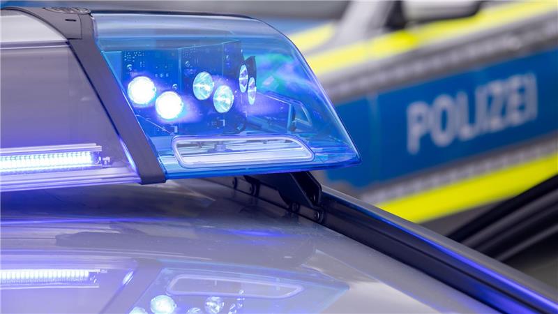 Ein 56 Jahre alter Motorradfahrer stirbt nach einem Zusammenstoß am Unfallort. (Symbolbild)