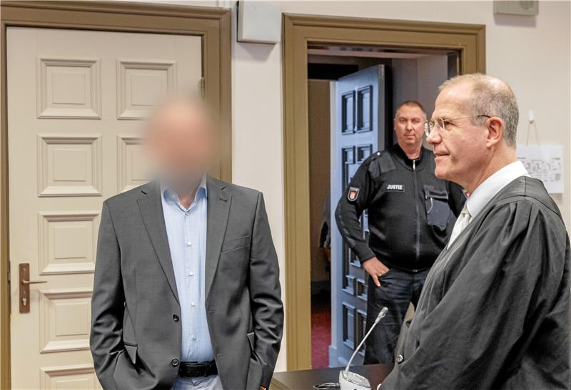 Ein 61-Jähriger, der im Januar vom Hanseatischen Oberlandesgericht in Hamburg wegen mehrerer Verstöße gegen das Ausfuhrwirtschaftsgesetz verurteilt wurde, wurde jetzt in einem Harzer Korruptionsfall vom Landgericht Göttingen schuldig gesprochen. Das Bild zeigt den Mann mit verpixeltem Gesicht vor der Urteilsverkündung am Oberlandesgericht Hamburg. Foto: Markus Scholz/dpa