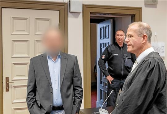 Ein 61-Jähriger, der im Januar vom Hanseatischen Oberlandesgericht in Hamburg wegen mehrerer Verstöße gegen das Ausfuhrwirtschaftsgesetz verurteilt wurde, wurde jetzt in einem Harzer Korruptionsfall vom Landgericht Göttingen schuldig gesprochen. Das Bild zeigt den Mann mit verpixeltem Gesicht vor der Urteilsverkündung am Oberlandesgericht Hamburg. Foto: Markus Scholz/dpa