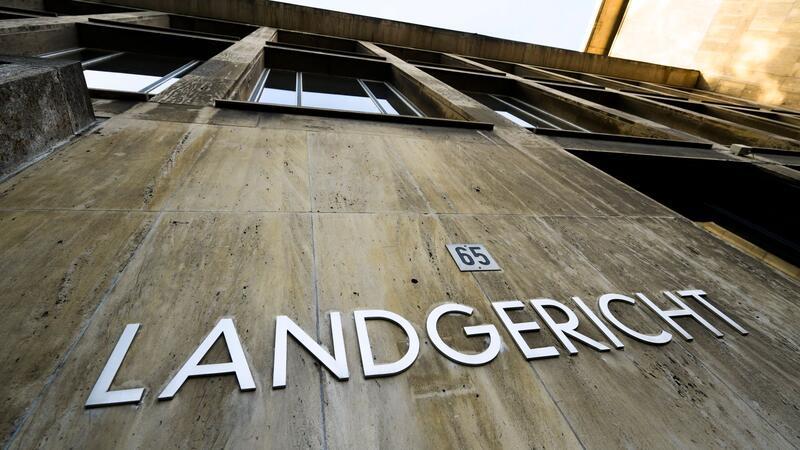 Ein 62-Jähriger wird in Hameln mit 25 Messerstichen getötet - jetzt stehen ein 29-Jähriger und eine 37-Jährige in Hannover vor Gericht. (Symbolbild)