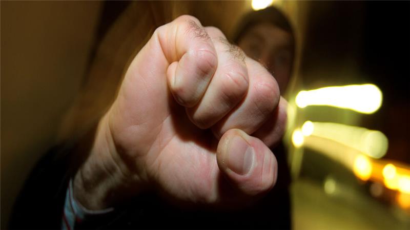 Mann (63) verprügelt 82-Jährigen Ein 63-Jähriger verprügelt seinen 82-jährigen Nachbarn. Symbolfoto: Karl-Josef Hildenbrand/dpa