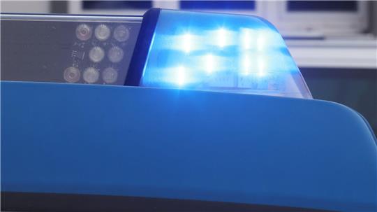 Ein 71 Jahre alter Radfahrer stößt mit einem Auto zusammen und wird schwer verletzt. (Symbolbild)